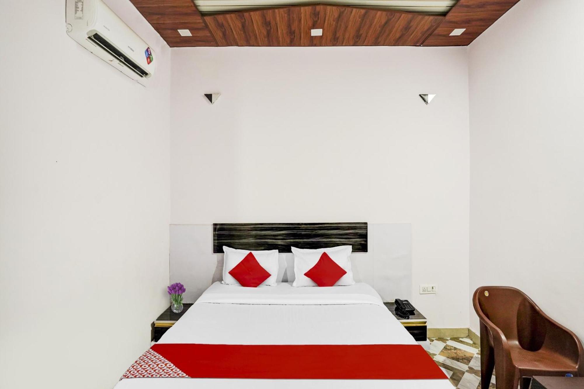 Collection O Love Garden Hotel Газиабад Екстериор снимка