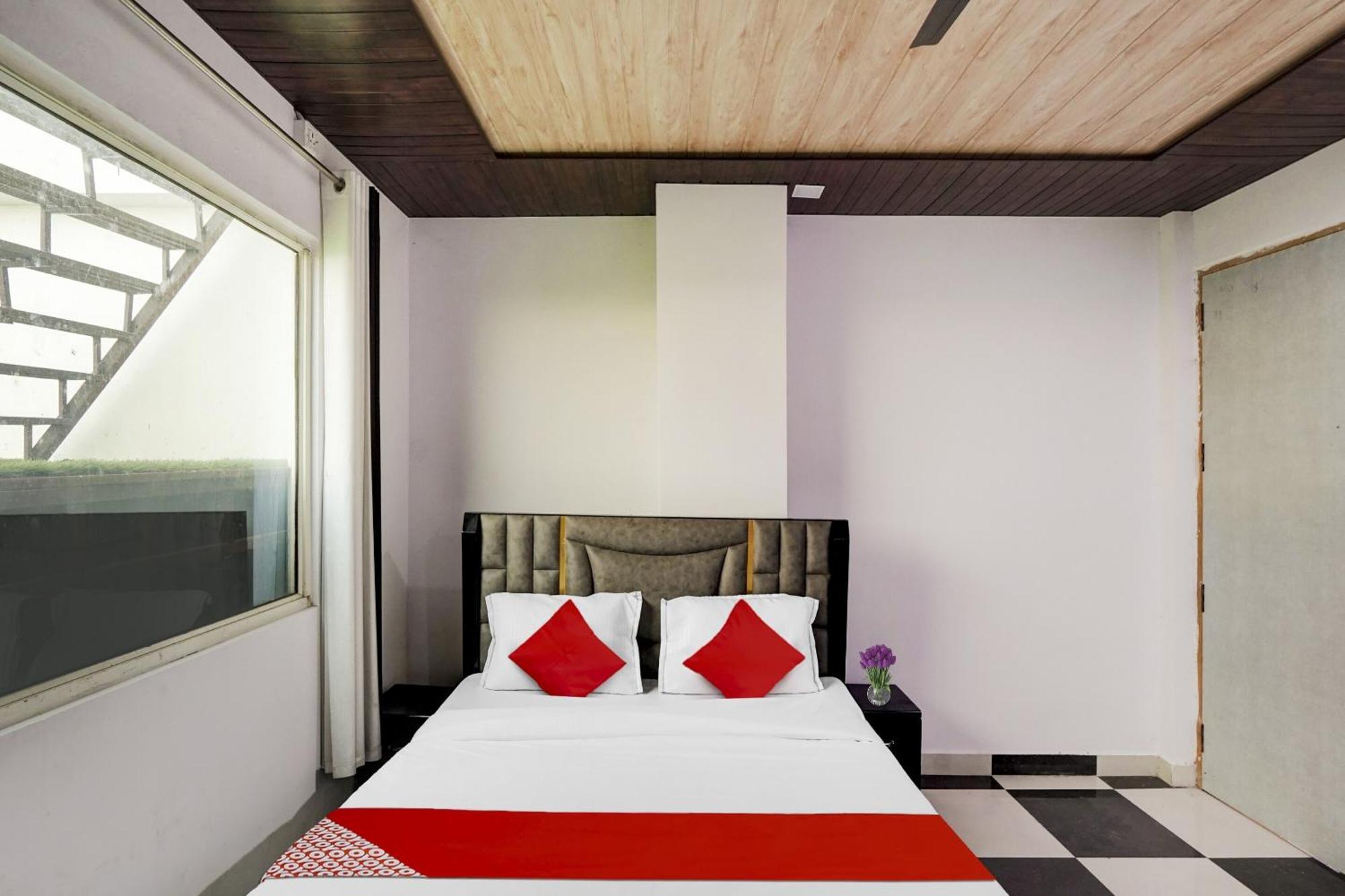Collection O Love Garden Hotel Газиабад Екстериор снимка